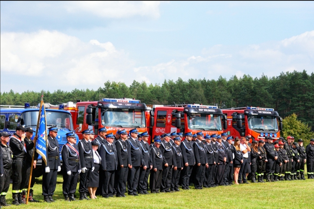 Zdjęcie przedstawia jednostki strażackie oraz samochody gaśnicze