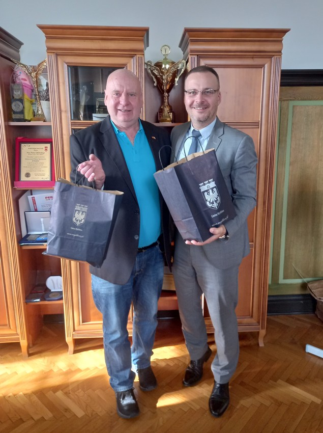 Zdjęcie ukazuje Burmistrza Piotra Sobolewskiego oraz Klausa Grimkowski-Seiler