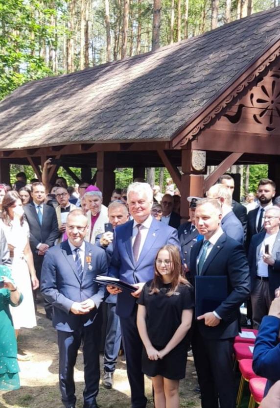 Burmistrz Myśliborza Piotr Sobolewski z córką Antoniną odbiera Krzyż Zasługi dla Litwy
