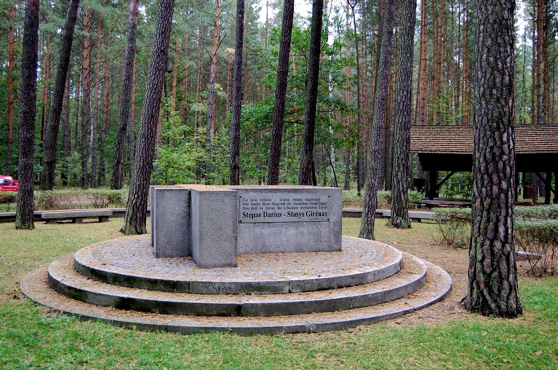 Pomnik lotników litewskich w Pszczelniku